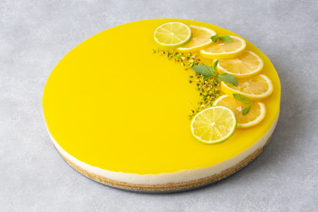 Delicious looking lemon cheesecake. Food concept photo. Boulagerie Patisserie Flavor's - Tarte au citron et éclats de pistache