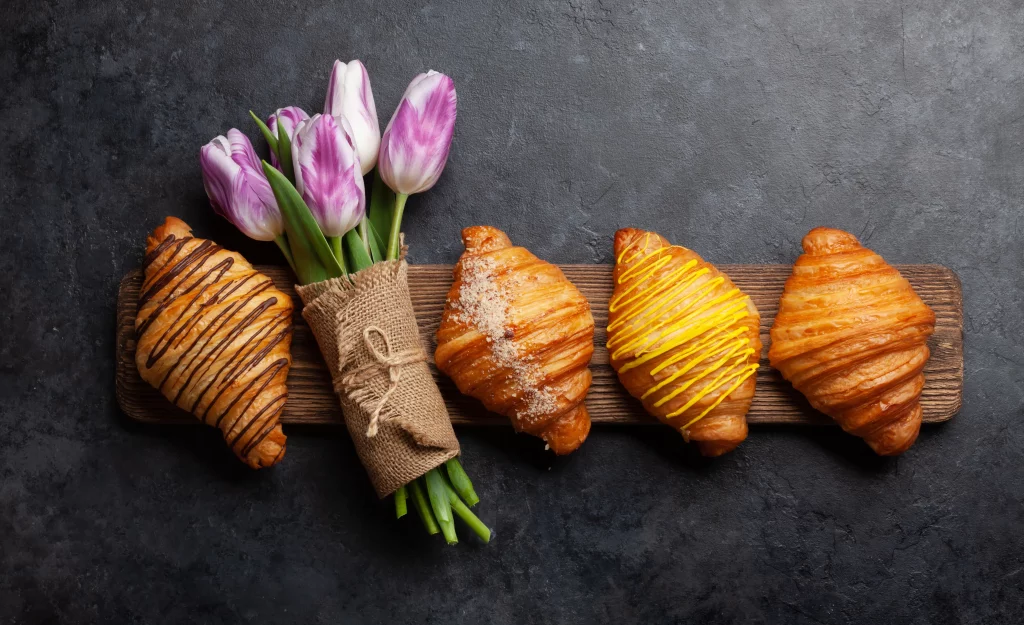 assortiment croissants spéciaux avec bouquet tulipes